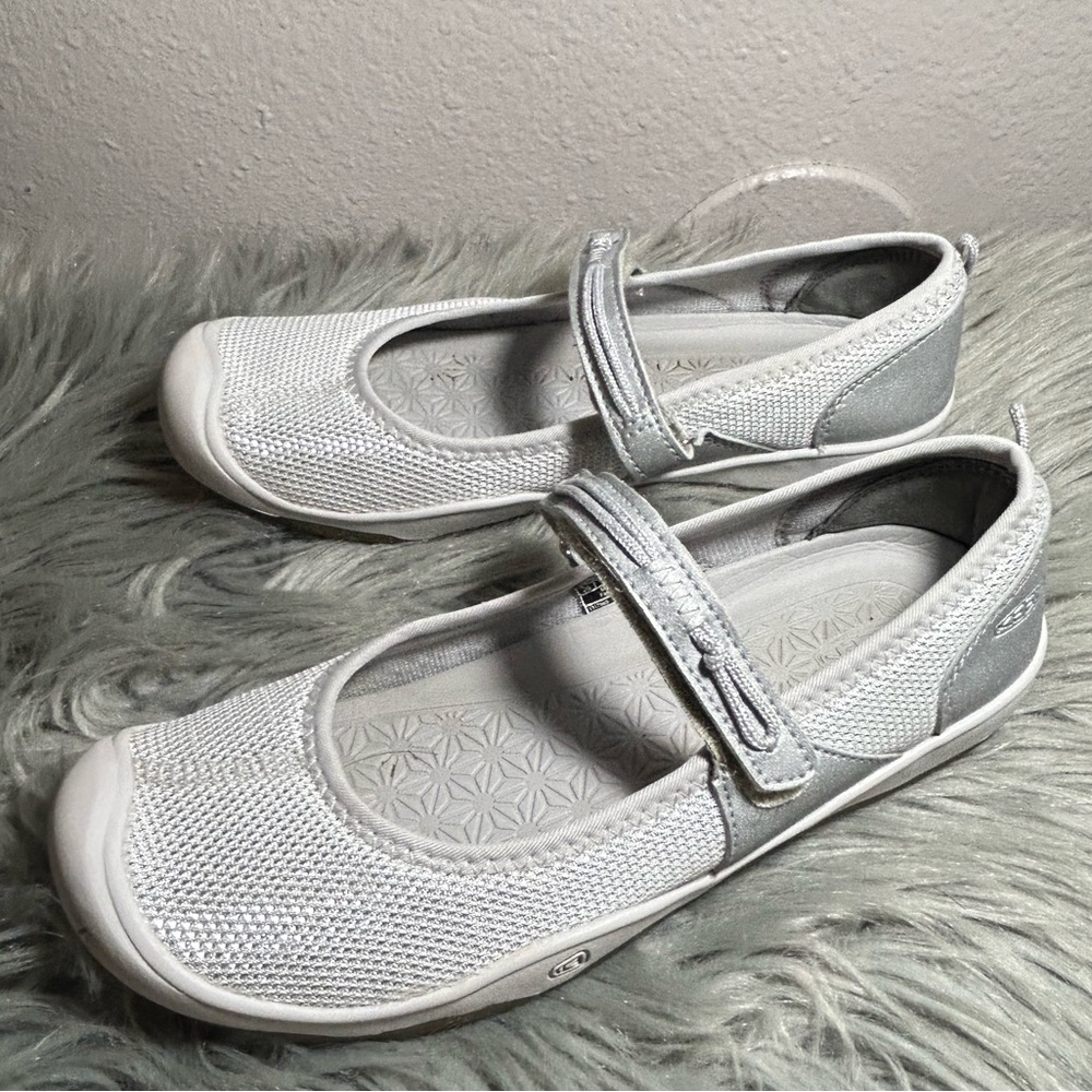 Keen Moxie Mary Jane Ballet Flat Shoes Silver Gray White Size 4 - Picture 2 of 8